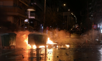 Έβαλαν φωτιά σε κάδους και αυτοκίνητα (vid)