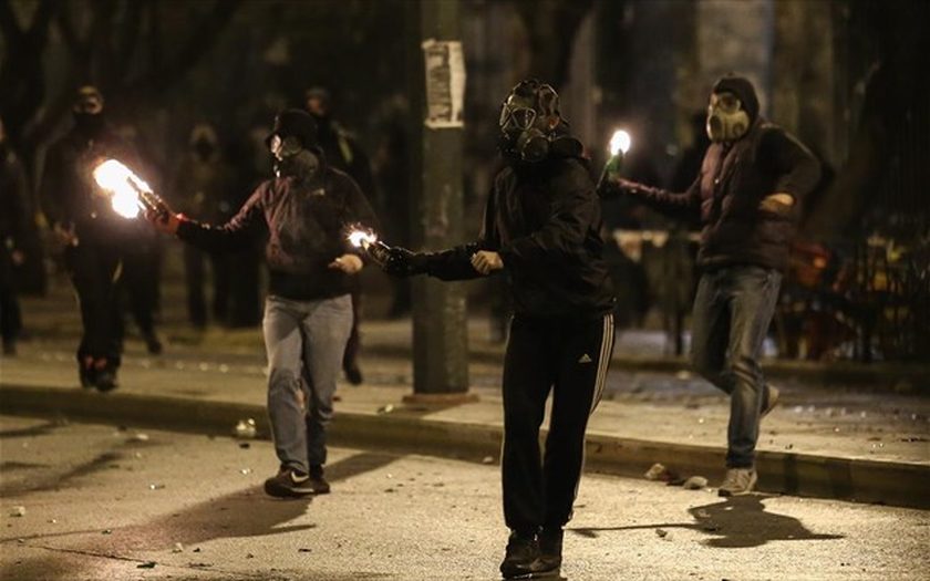 Νέες επιθέσεις με μολότοφ κατά διμοιρίας των ΜΑΤ έξω από το Πολυτεχνείο