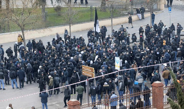 Οι οπαδοί του ΠΑΟΚ έκλεισαν τις γραμμές του τρένου