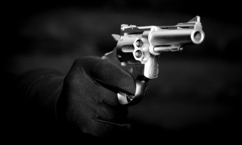 Εισβολή κακοποιών με όπλα σε σπίτι στα Μελίσσια