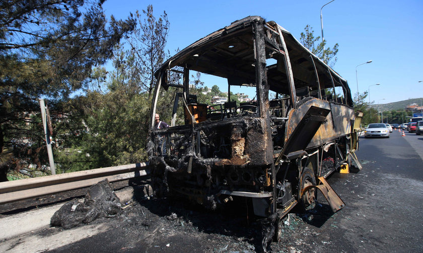 Θεσσαλονίκη: Φωτιά σε σταθμευμένο τουριστικό λεωφορείο