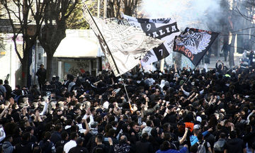 Πέτρες, μολότοφ και δακρυγόνα στην πορεία των οπαδών του ΠΑΟΚ (vid)