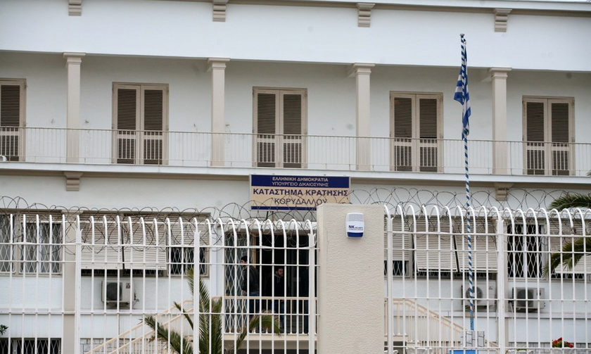 Κρατούμενοι μαστίγωσαν σωφρονιστικό υπάλληλο στον Κορυδαλλό