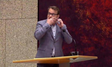 Άνδρας προσπάθησε να κρεμαστεί μέσα στο Ολλανδικό κοινοβούλιο (Βίντεο)