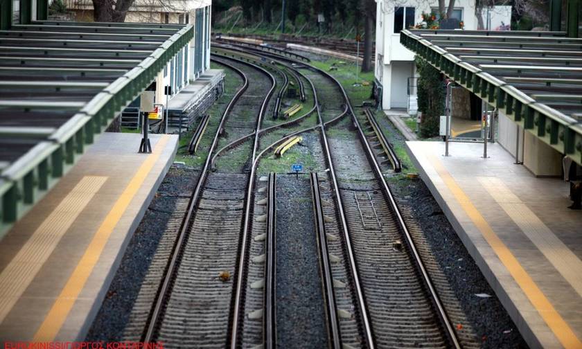 Αυτοκίνητο έπεσε στις γραμμές του Ηλεκτρικού