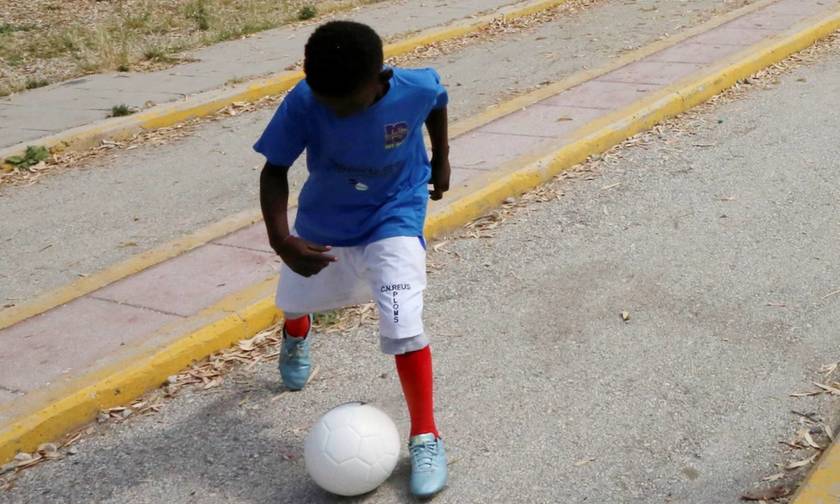 Ελληνόπουλα και προσφυγόπουλα παίζουν μπάλα