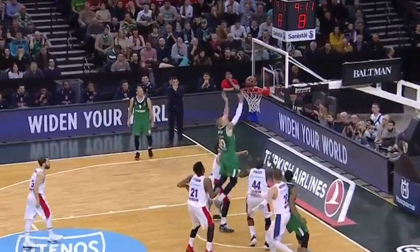 Τα… ‘σπασε ο Άαρον Γουάιτ (vid)