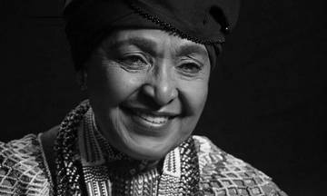 Πέθανε η «μητέρα» Γουίνι Μαντέλα