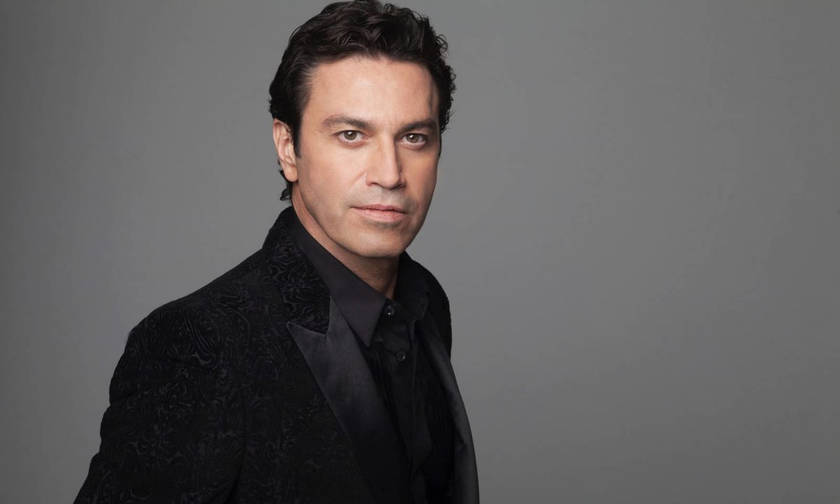 O Mάριος Φραγκούλης τραγουδά Μίκη Θεοδωράκη στο Μέγαρο Μουσικής Αθηνών