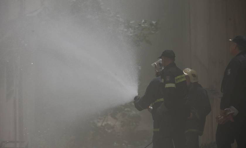 Στις φλόγες κτήριο στο κέντρο της Αθήνας