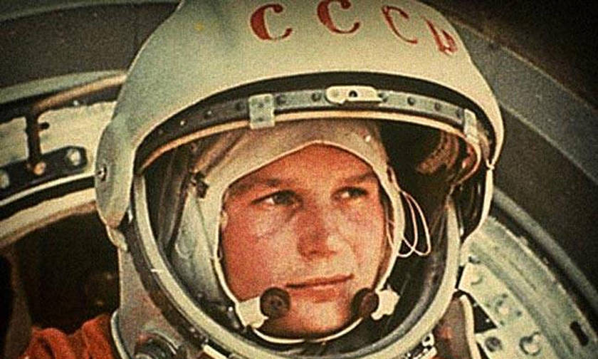 Η πρώτη περιφορά γύρω από τη Γη