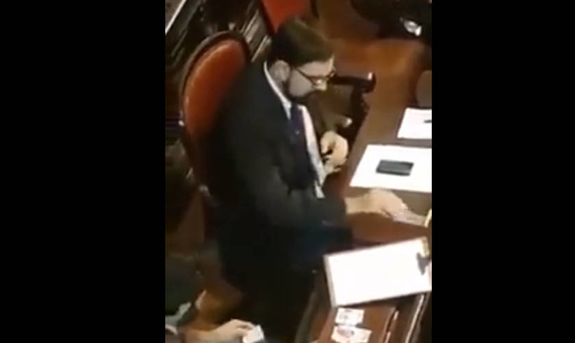 Έπος: Βραζιλιάνοι βουλευτές αντάλλασσαν χαρτάκια της Panini στο Κουνοβούλιο