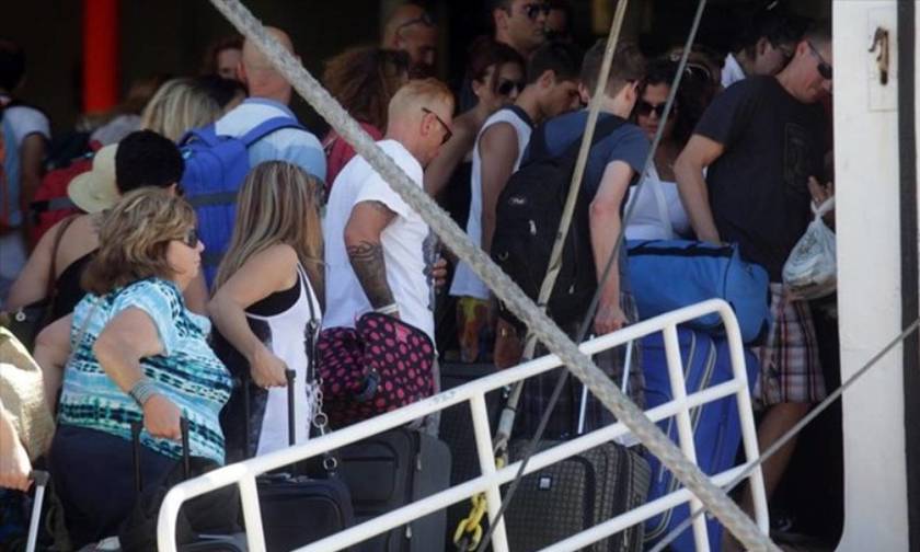Έξοδος Πάσχα: Χιλιάδες εκδρομείς αναχωρούν για τα νησιά