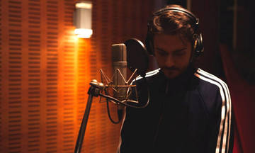 Ο Άκης Μπαρούτας με το νέο του δίσκο στο Μύλος Club