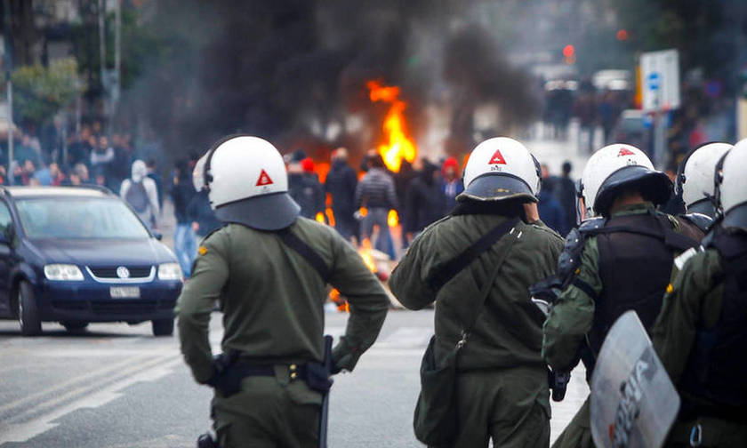 Κωνσταντινέας: Μισθοφόροι οι διαδηλωτές κατά Τσακαλώτου στον Πειραιά!