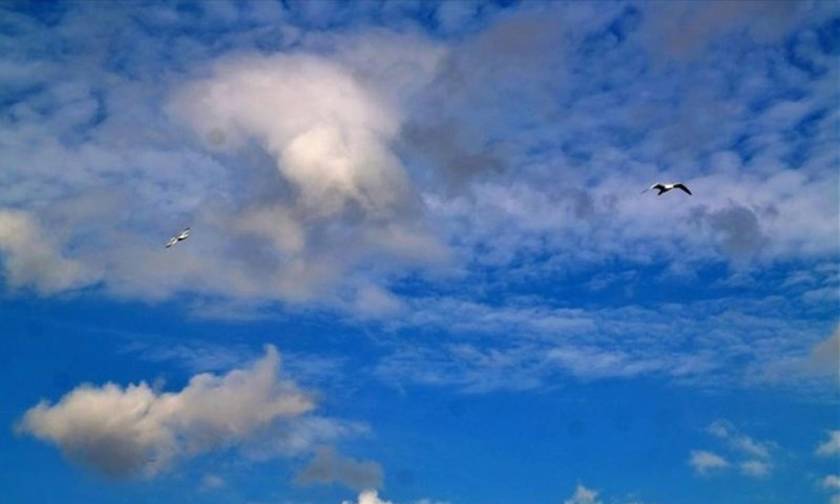 Αραιή συννεφιά και ασθενείς τοπικές βροχές