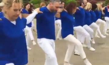 Συρτάκι με γαλανόλευκα ξεσήκωσε αντιδράσεις στην Τουρκία (Video)