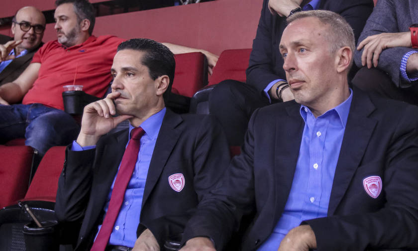 Σύσσωμη η ομάδα μπάσκετ του Ολυμπιακού στο ΣΕΦ (pics) 