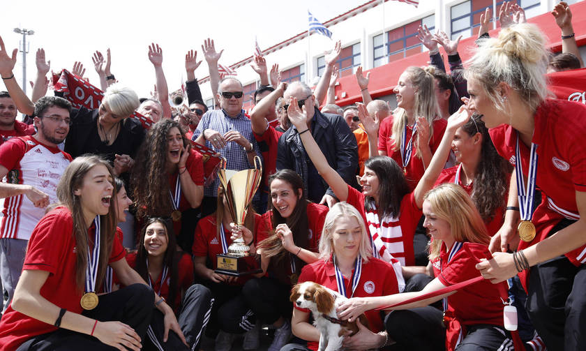 Η άφιξη των "ερυθρόλευκων" κοριτσιών στο "Μ. Μερκούρη"