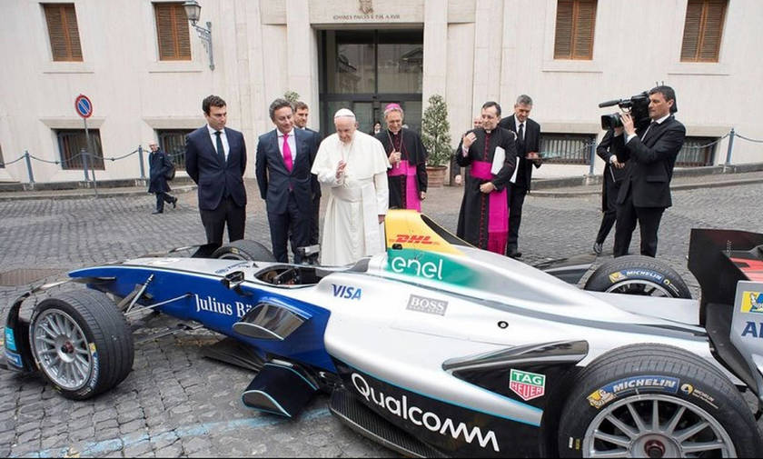 Ο Πάπας ευλόγησε το ηλεκτρικό μονοθέσιο της Formula E!