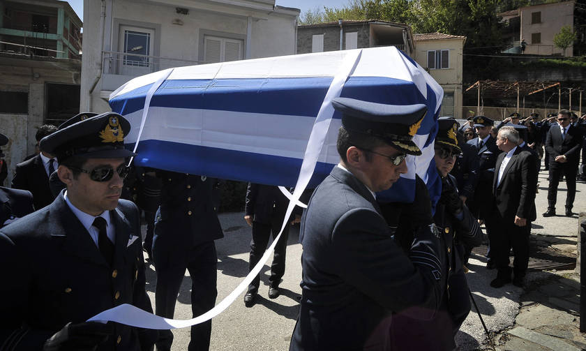 To τελευταίο αντίο στον πιλότο Γιώργο Μπαλταδώρο - Κατέρρευσε συγγενής του (Photos)