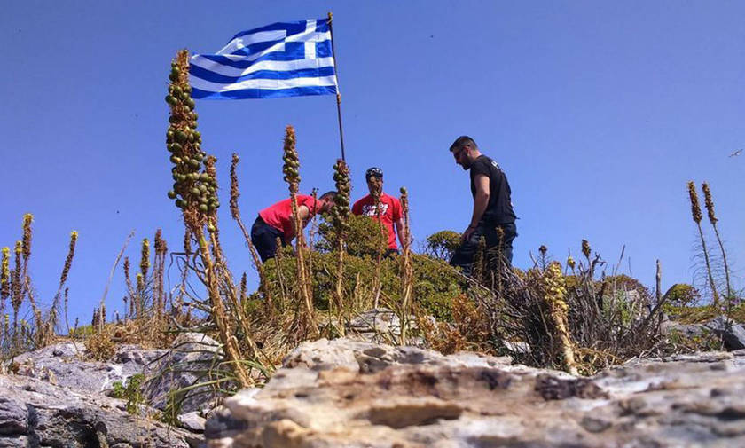 Με φανέλες του Ολυμπιακού ύψωσαν την ελληνική σημαία