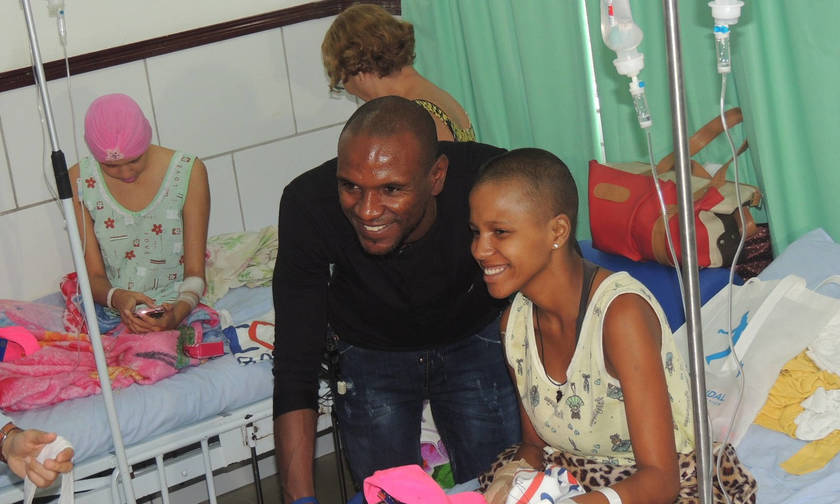 Ο Αμπιντάλ επισκέφθηκε νοσοκομείο με παιδιά που πολεμούν τον καρκίνο