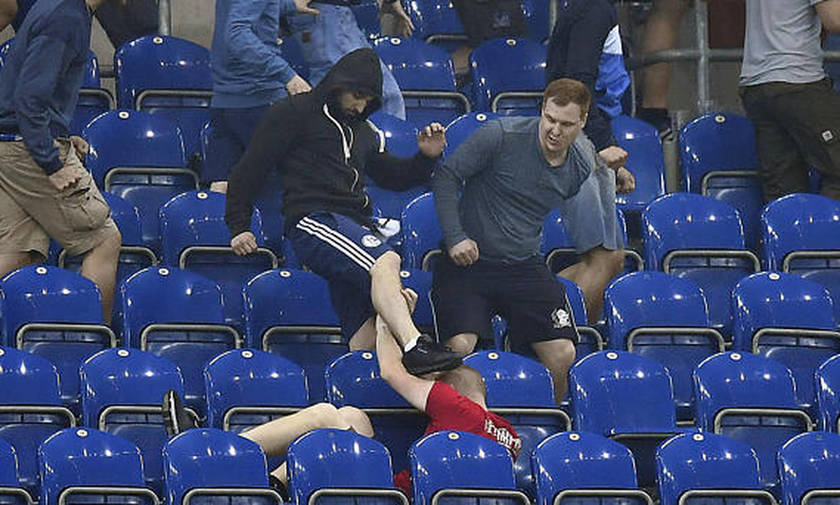 Αντάλλαξαν μπουνιές οι οπαδοί της Σάλκε και της Άιντραχτ (vid)