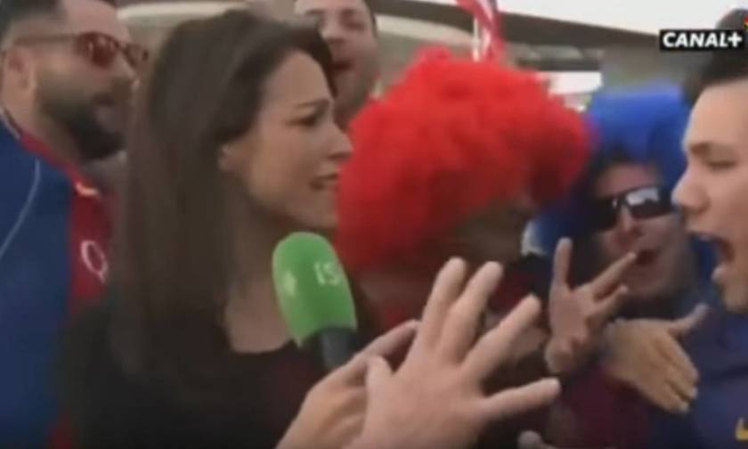 Τι άλλο θα δούμε! Οπαδός της Μπαρτσελόνα χούφτωσε δημοσιογράφο σε ζωντανή σύνδεση