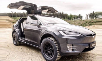 Ένα Tesla Model X σε off-road "ενδυμασία"
