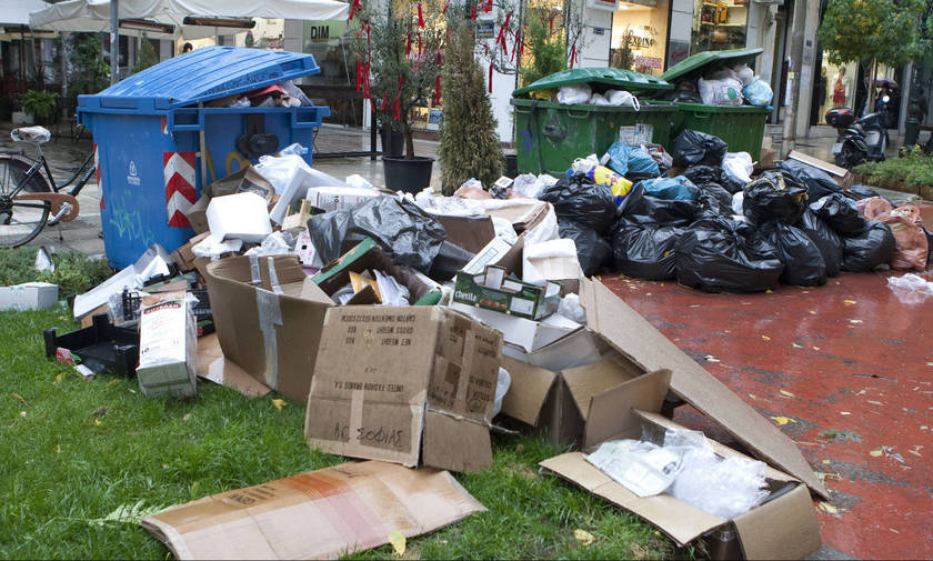 Τα σκουπίδια «πνίγουν» την Αθήνα: Περισσότεροι από 16.000 τόνοι στους δρόμους