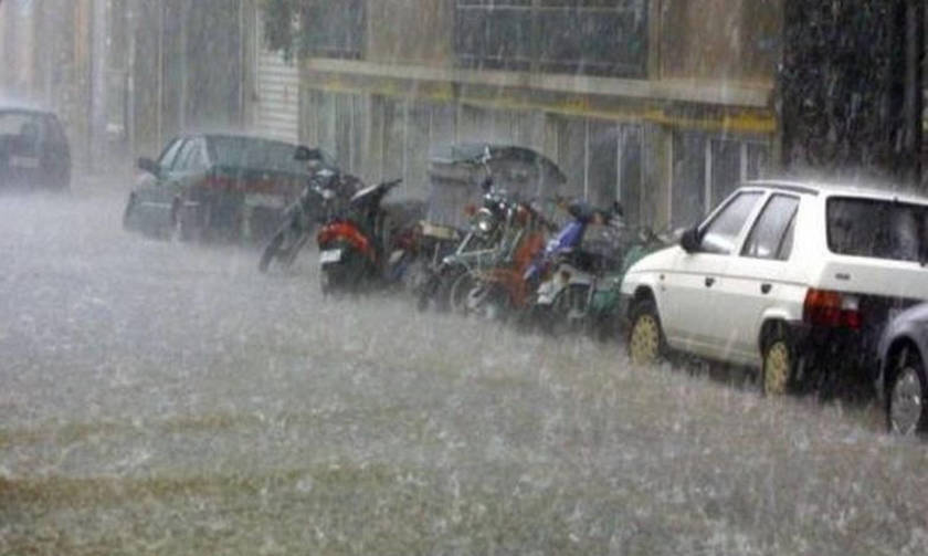 Καιρός: Ακινητοποιημένα ΙΧ στην Αθήνα από τη σφοδρή βροχόπτωση