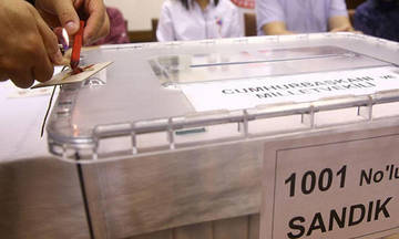 Τουρκία: Τον πήγε σηκωτό στην κάλπη! Κυριολεκτικά (vid)