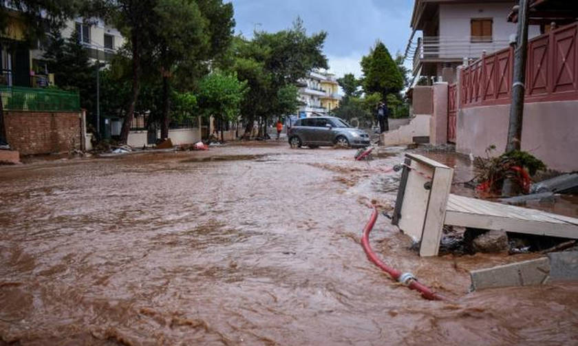 Πλημμύρες στη Μάνδρα - Εγκλωβισμένοι οι οδηγοί (vid)