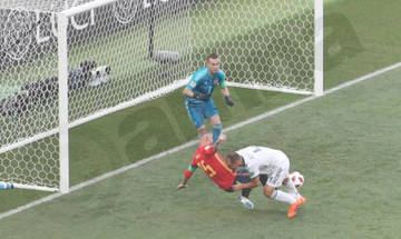 Απίστευτο αυτογκόλ για το 1-0 της Ισπανίας (vid)