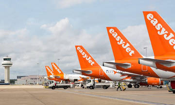 Επιβάτης κουτούλησε αεροσυνοδό της EasyJet (vid)