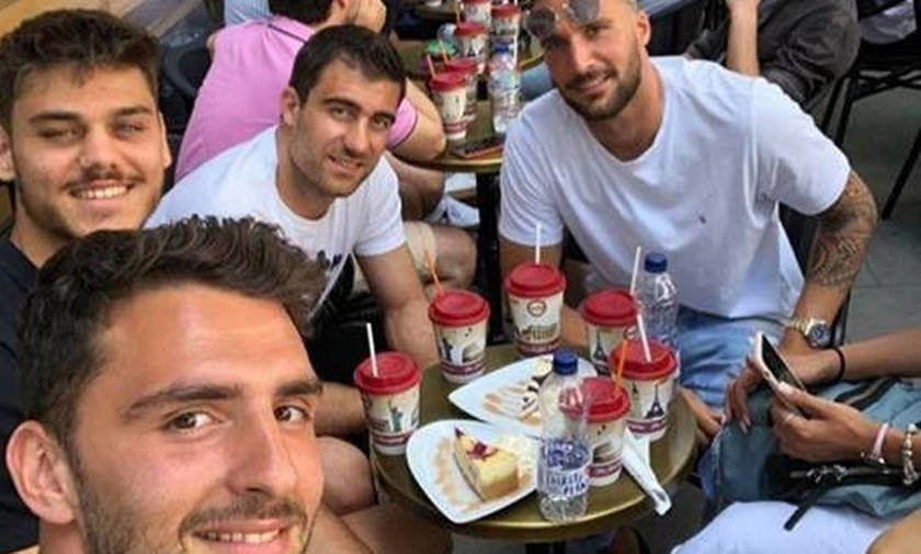 Η ελληνική ποδοσφαιρική παρέα της Αγγλίας πίνει καφέ στο Λονδίνο (pic)
