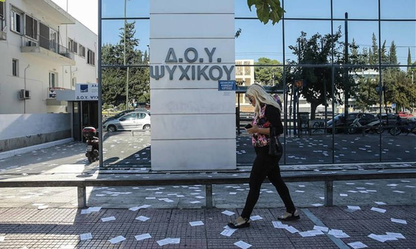 Επίθεση Ρουβίκωνα στη ΔΟΥ Ψυχικού με βαριοπούλες και μπογιές (vid)