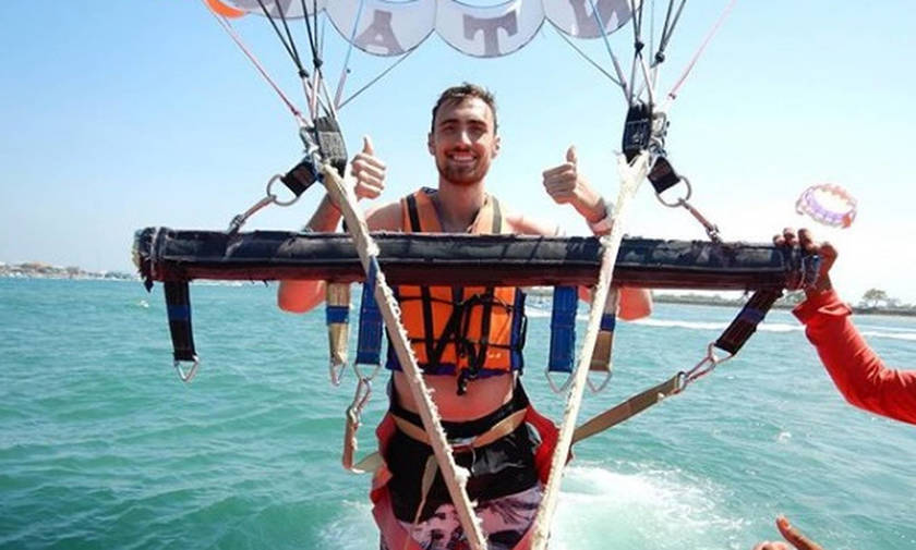 Ο Μιλουτίνοφ με αλεξίπτωτο (pic)