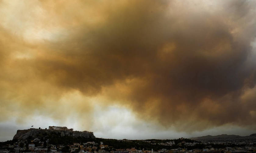 Οι καπνοί από τη φωτιά στην Κινέτα «σκέπασαν» Ακρόπολη και Βουλή