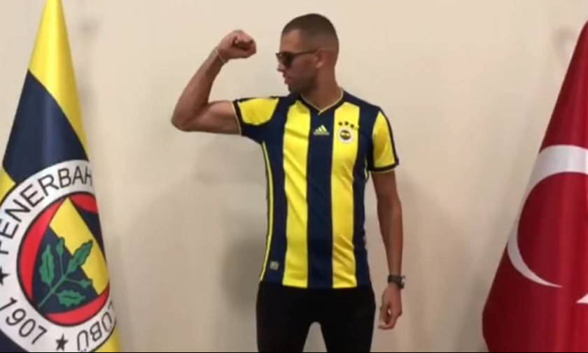 Η πιο καλτ παρουσίαση ποδοσφαιριστή έγινε στην Τουρκία (vid)
