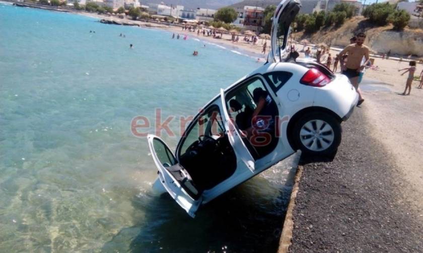 Χαμός σε παραλία της Κρήτης: Αυτοκίνητο έπεσε στη θάλασσα