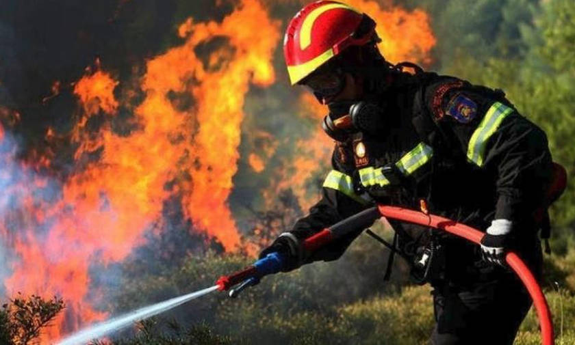 Σε εξέλιξη φωτιά στη Μάνη - Τραυματίστηκαν δύο πυροσβέστες