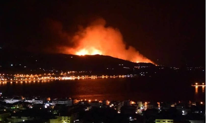 Μεγάλη φωτιά σε δύσβατη περιοχή στη Σάμο (vid)