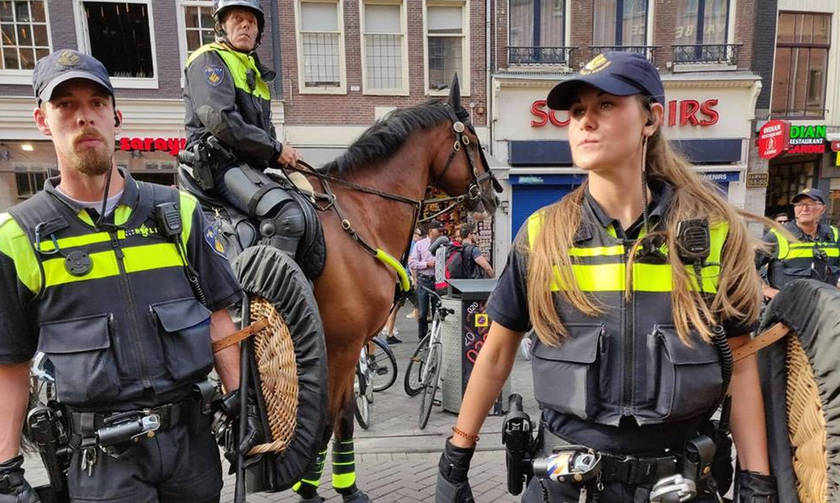 Τί είδαν οι οπαδοί της ΑΕΚ στο Άμστερνταμ: ΜΑΤ με ασπίδες από ξύλο λυγαριάς!