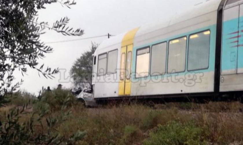 Τρένο συγκρούστηκε με ΙΧ έξω από τη Λαμία: Εγκλωβισμένοι επιβάτες