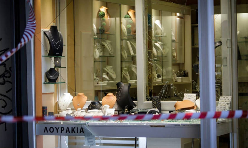 Επίθεση κουκουλοφόρων σε μαγαζιά δίπλα στο κοσμηματοπωλείο, όπου έχασε τη ζωή του ο Ζακ Κωστόπουλος 