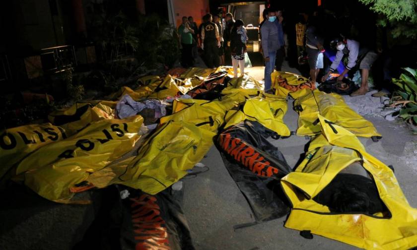 Ασύλληπτο: Περισσότεροι από 830 οι νεκροί από τον σεισμό και το τσουνάμι στην Ινδονησία