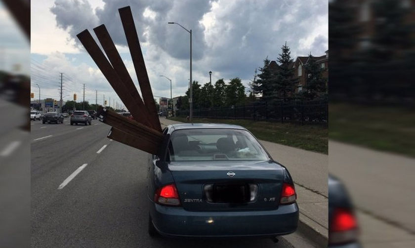 Δημόσιος κίνδυνος: Μετέφερε ξύλα με το αυτοκίνητό του!