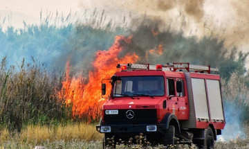 Ενισχύονται οι δυνάμεις πυρόσβεσης στη Σιθωνία